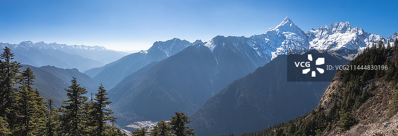 雪山下的峡谷森林图片素材