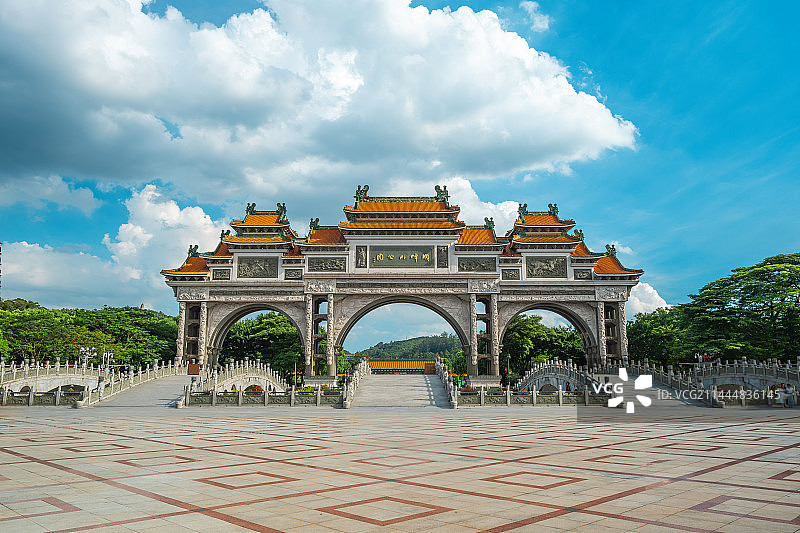 广东佛山顺德顺峰山公园牌坊牌楼蓝天白云图片素材