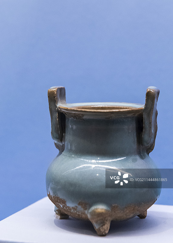 北京中国国家博物馆，钧窑天蓝釉双耳三足炉，元代图片素材