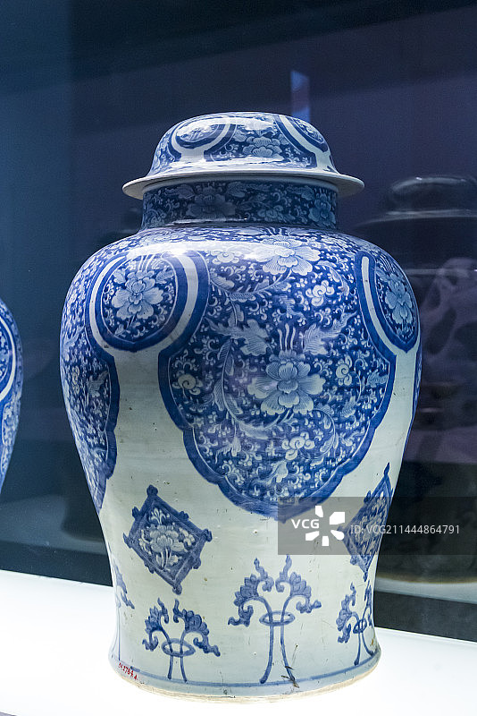 北京中国国家博物馆，青花地白花牡丹纹将军罐，清康熙图片素材