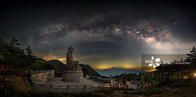 福建德化九仙山风景区自然风光：佛像与银河系图片素材
