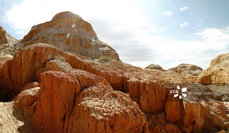 海上魔鬼城--新疆阿勒泰地区福海县有一处雅丹地貌,位于乌伦古湖东岸,绵延十余里,即有海滨风光又有峡谷图片素材
