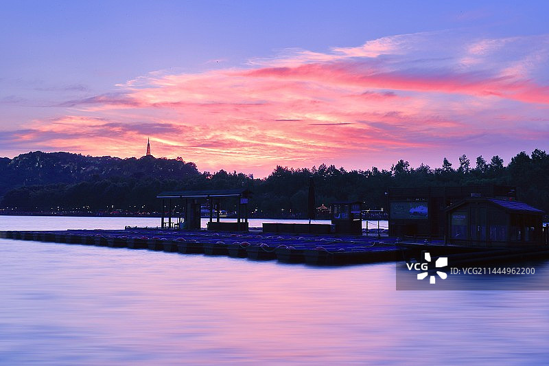 西湖宝石山傍晚（1）/宝石山在晚霞衬映下分别美丽，保俶塔像披着霞光的少女，“宝石流霞”应如是。图片素材