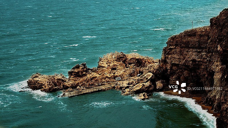 海上岩层的高角度观察图片素材