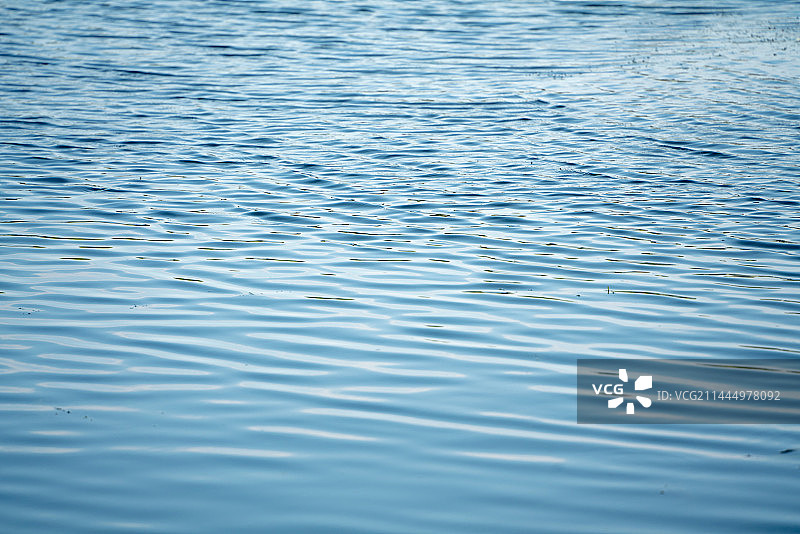 波光粼粼的湖面湖水图片素材