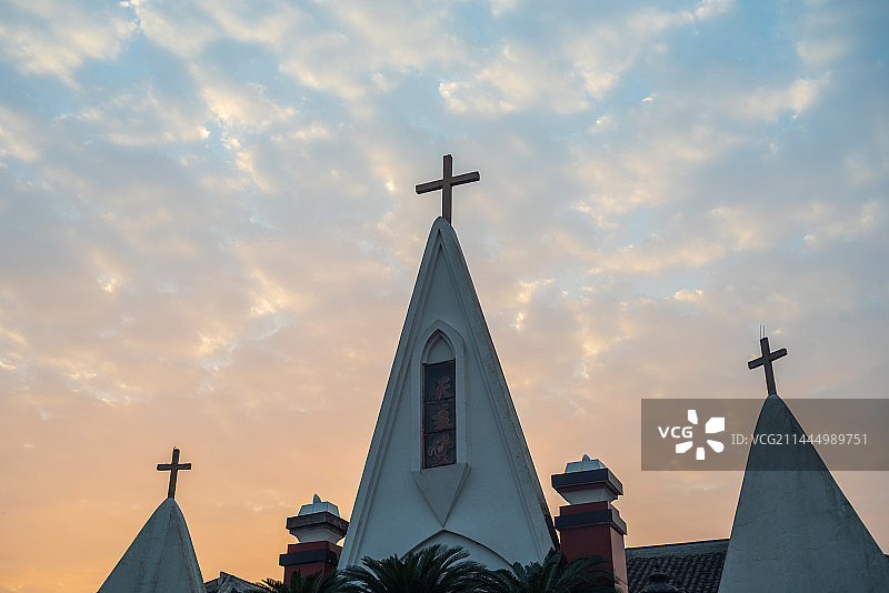 傍晚下的四川天主教堂图片素材