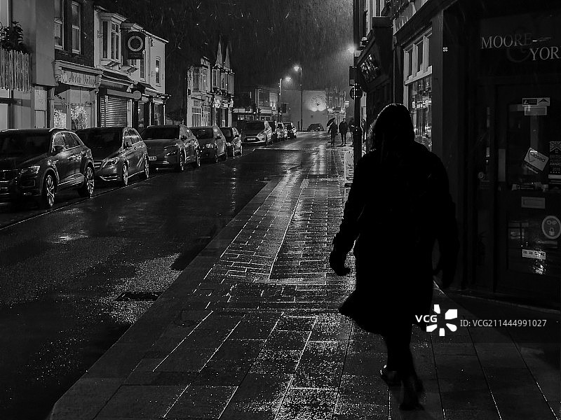 英国小镇雨夜街道图片素材