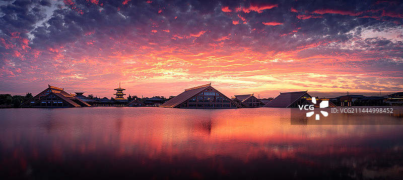 上海广富林日落晚霞夜景火烧云全景图片素材