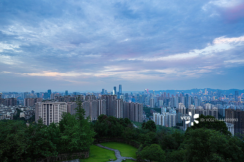 重庆鸿恩寺森林公园与城市现代建筑图片素材