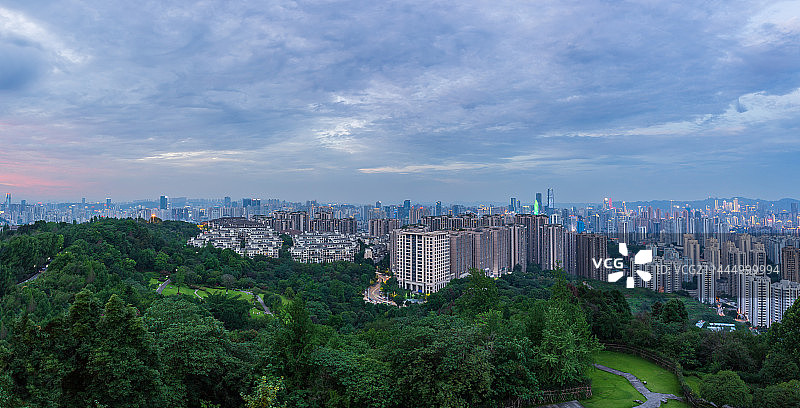 重庆鸿恩寺森林公园与城市现代建筑图片素材