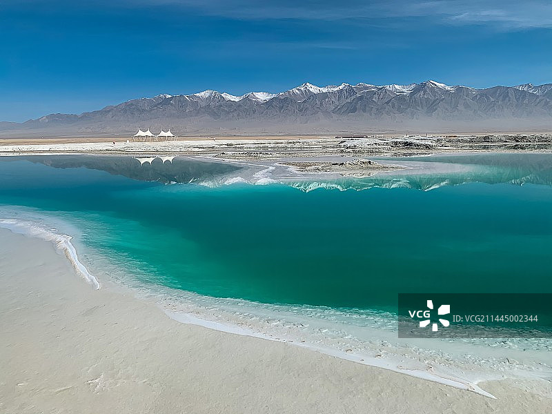 大柴旦翡翠湖雪山倒影图片素材