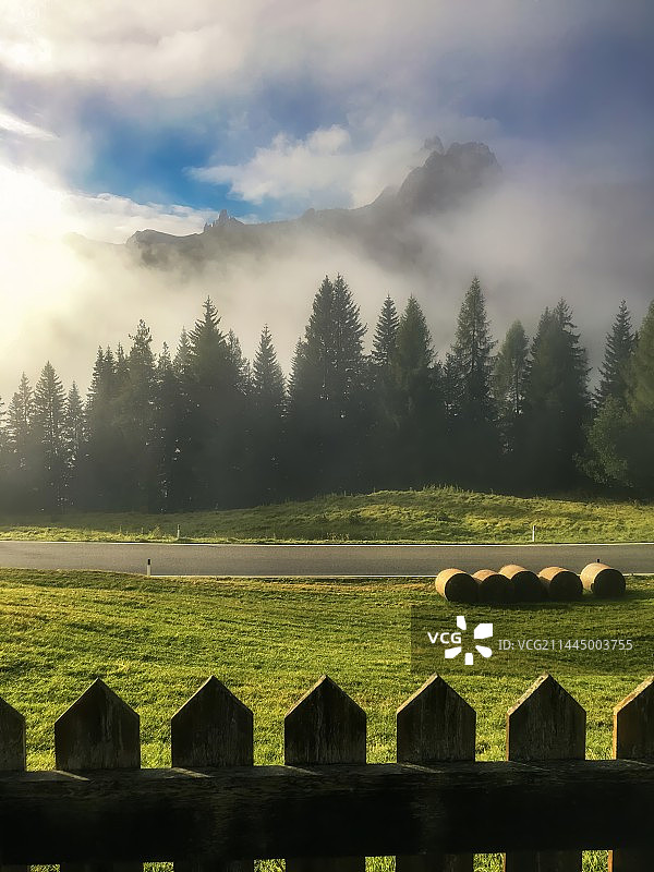 意大利多洛米蒂山清晨雾气弥漫图片素材