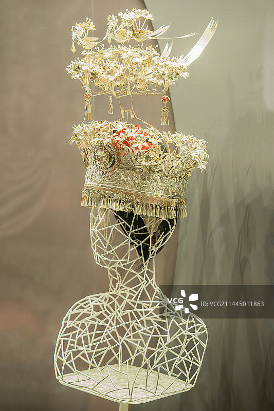 贵州博物馆苗族姑娘银头饰图片素材