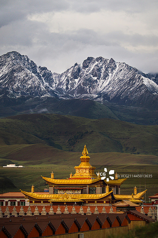 雪山下的塔公寺图片素材