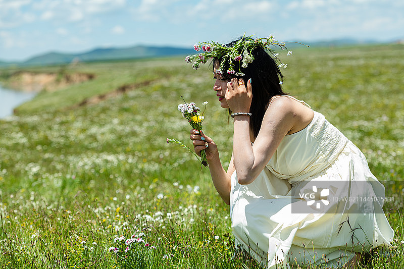 鲜花与美女------若尔盖大草原图片素材