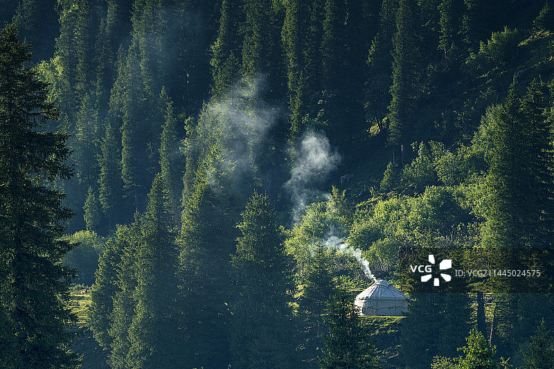 天山里游牧人家图片素材