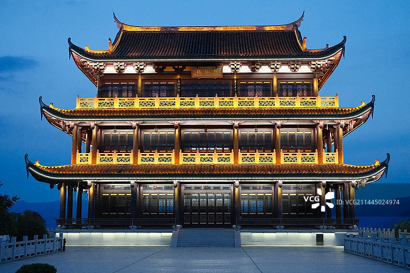 福建宁德镜台山的静海楼夜景和天王寺图片素材