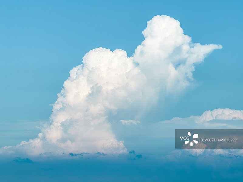 天空中升起的云山图片素材