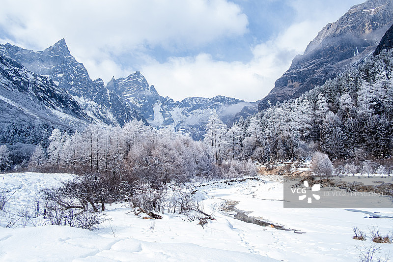 雪山草原图片素材