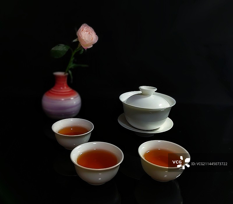 放在桌子上的杯子图片素材