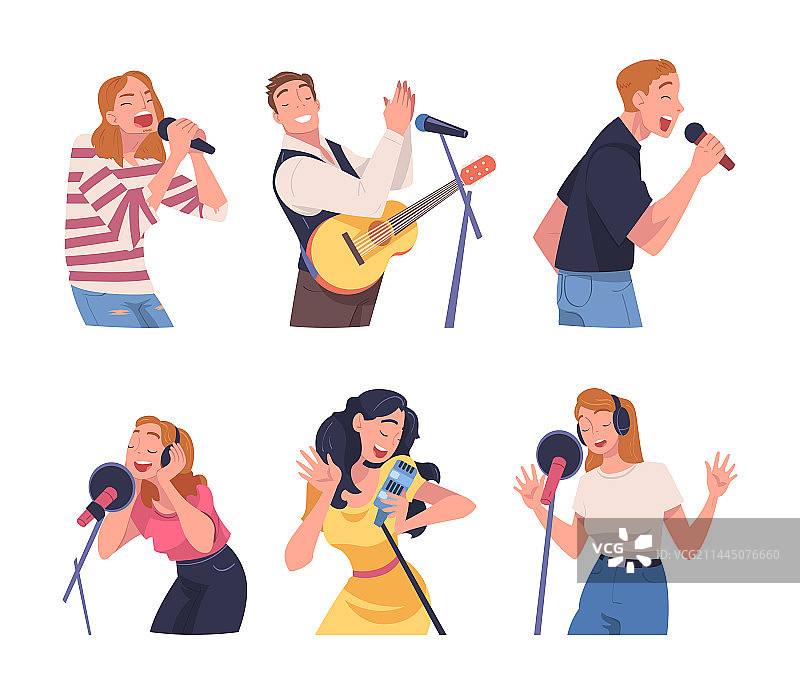 歌手和音乐家用麦克风表演音乐图片素材