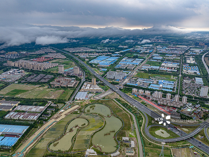 航拍平流雾下的沭阳县城市风光图片素材