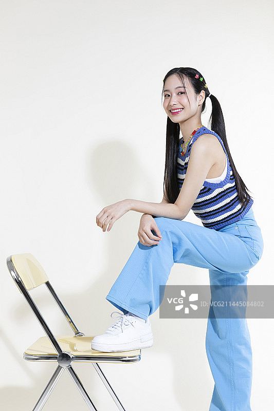 Y2K复古概念照片：韩裔亚洲可爱女性摆出酷炫造型，时尚女性，潮人图片素材