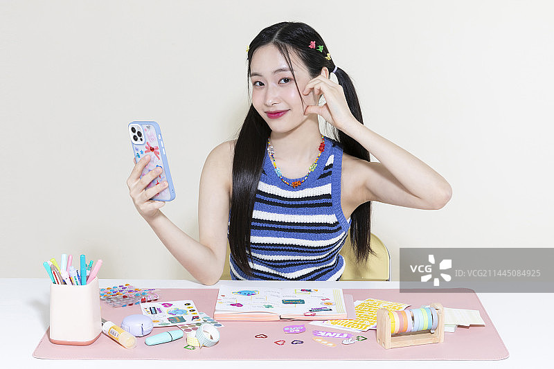 Y2K复古风：韩国亚洲可爱女人与智能手机概念照图片素材