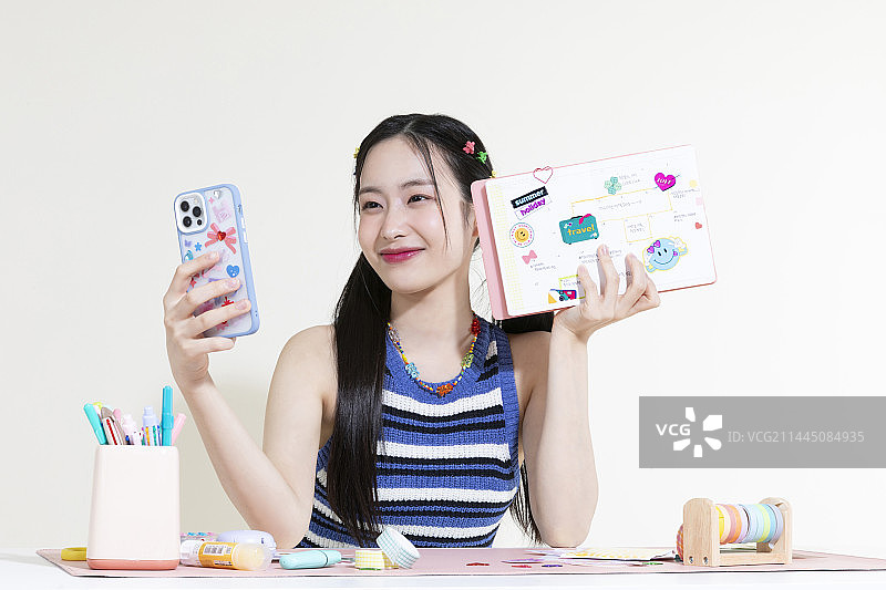 韩国亚洲可爱女人用智能手机拍摄日记装饰的复古Y2K概念照片图片素材