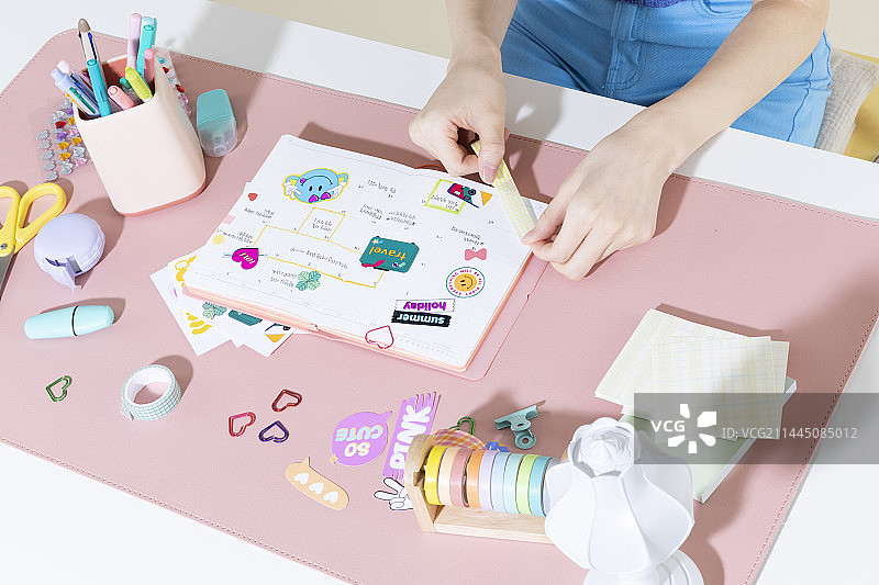 用贴纸装饰智能手机的复古Y2K图片素材