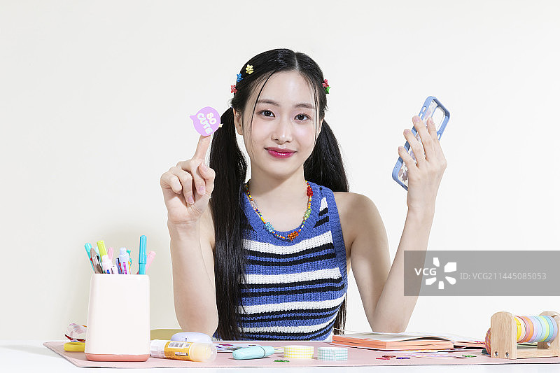 用贴纸装饰智能手机的复古Y2K图片素材