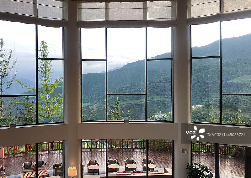 九寨沟悦榕庄酒店大堂落地窗往外看山顶景色图片素材