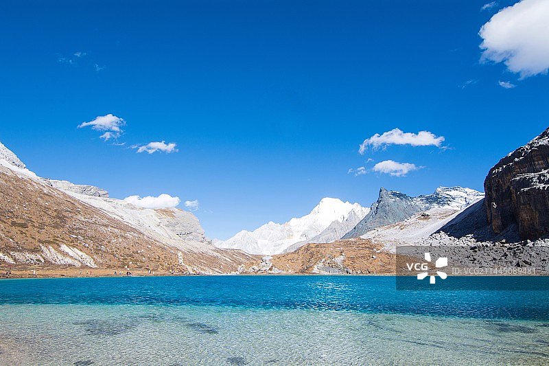 稻城亚丁牛奶海图片素材