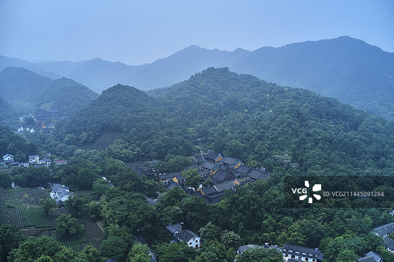 航拍密林中的寺庙图片素材