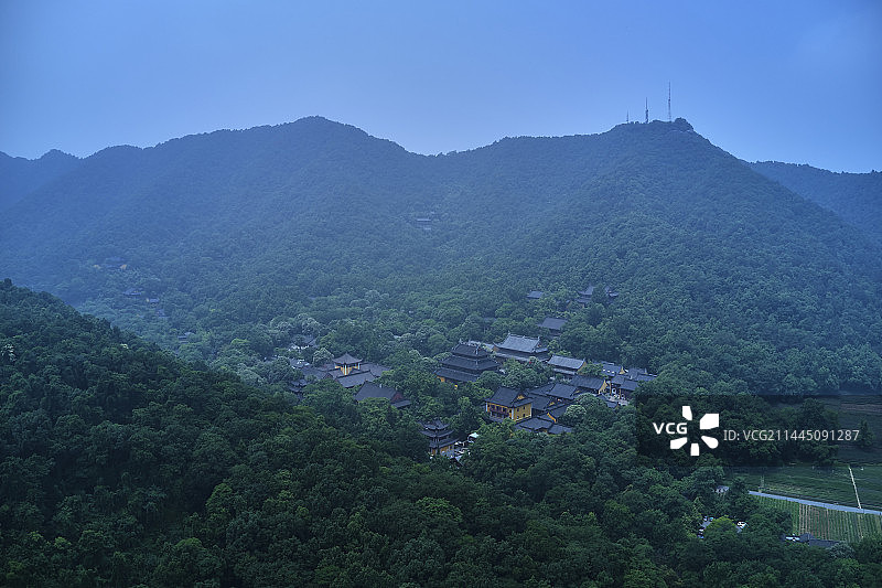 航拍密林中的寺庙图片素材