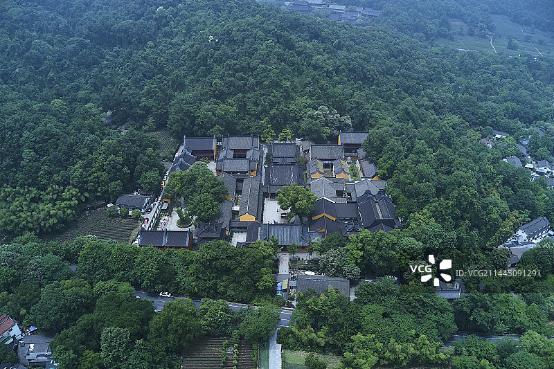 航拍密林中的寺庙图片素材