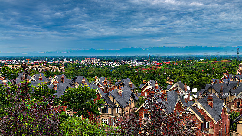 成都城市风光，成都新津花源镇被绿植环绕的小洋楼及远处的雪山图片素材