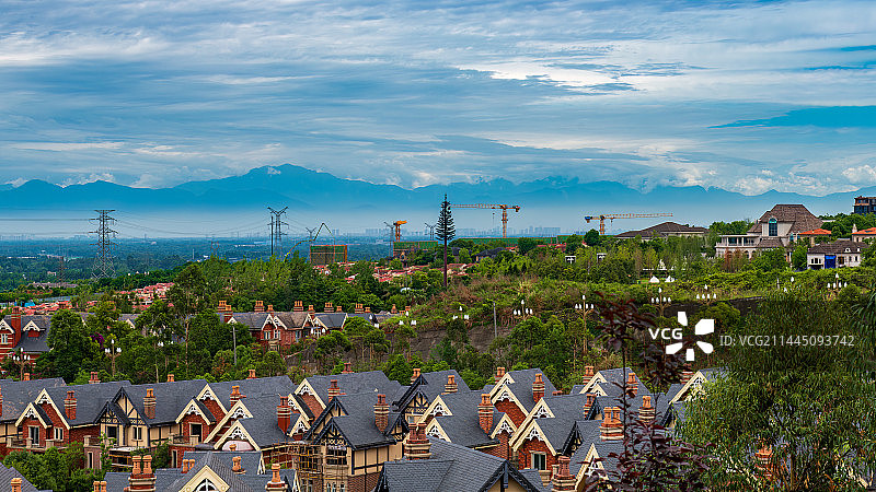 成都城市风光，成都新津花源镇被绿植环绕的小洋楼及远处的雪山图片素材