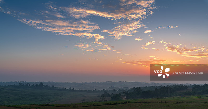 成都城市风光，成都郊外的牧马山，晨雾中美丽的日出图片素材