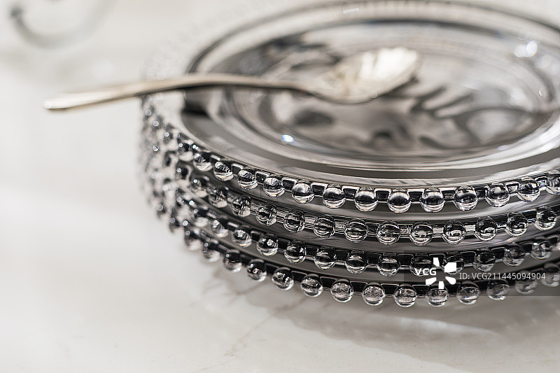 餐厅餐桌上的复古玻璃餐具套装盘子碟碗图片素材