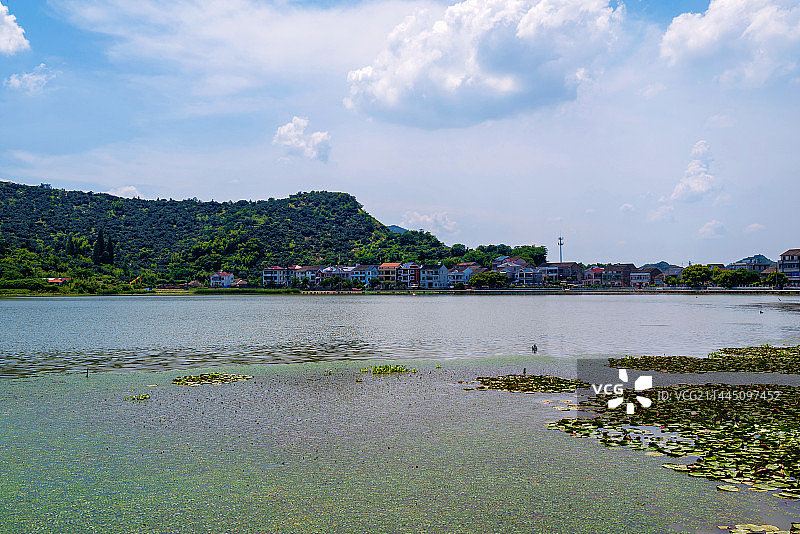 浙江宁波慈溪鸣鹤古镇白洋湖和群山图片素材