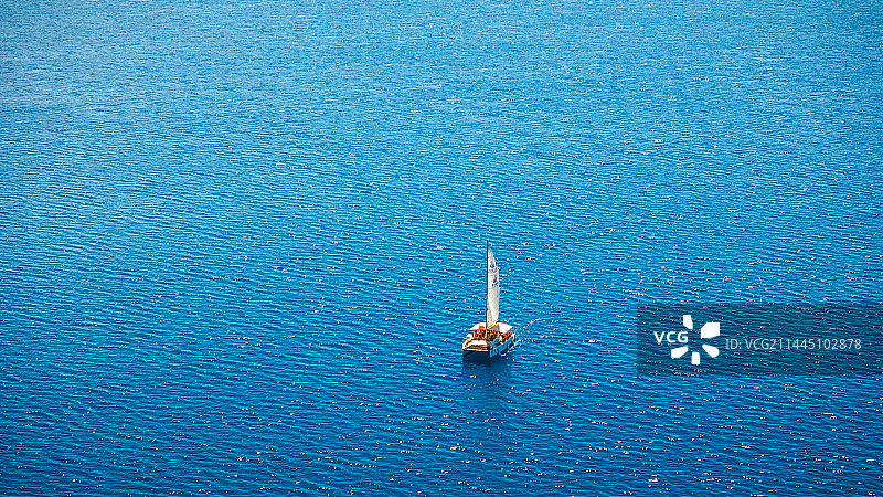 赛里木湖上的帆船图片素材