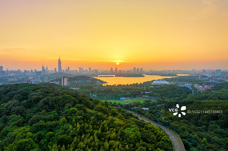 航拍视角下的南京城市天际线日落夜景图片素材