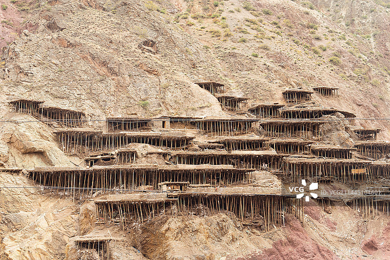 西藏芒康盐井的古盐田图片素材