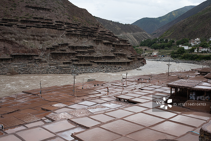 西藏芒康盐井的古盐田图片素材
