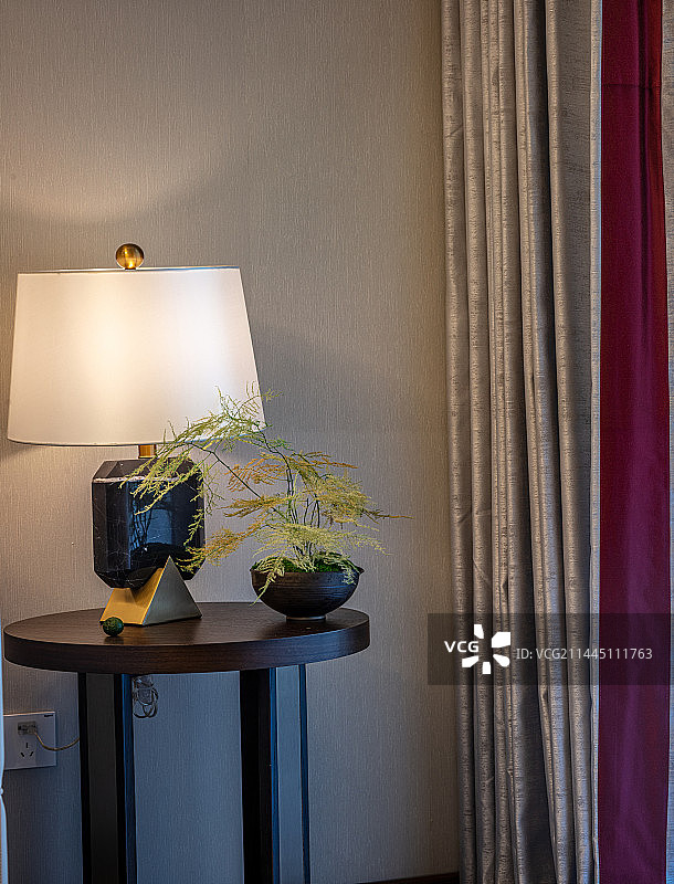 桌子上的花瓶图片素材