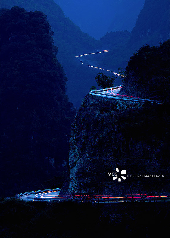 南宁马山--夜晚的山间公路图片素材