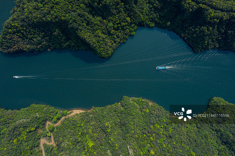 幽蓝的湖泊图片素材