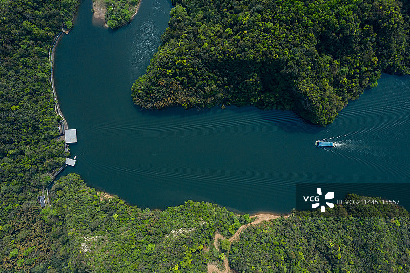 幽蓝的湖泊图片素材