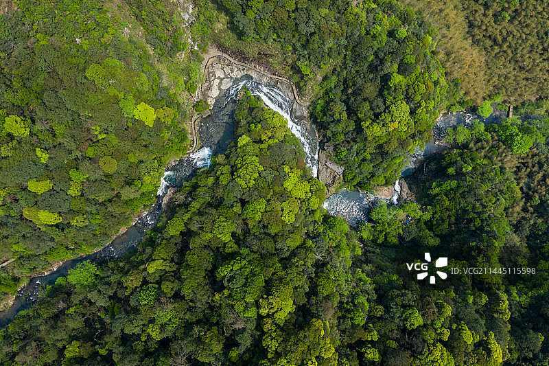 峡谷中的瀑布图片素材